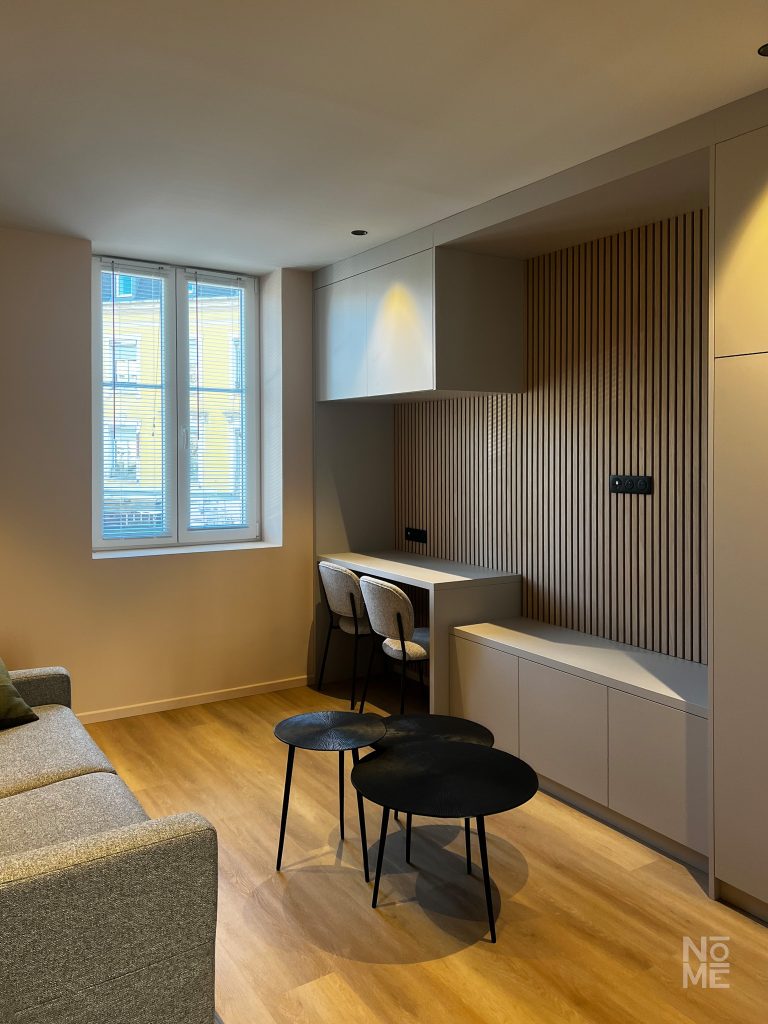 Rénovation d’appartement avec cuisine ouverte moderne en Alsace par Atelier NŌMĒ