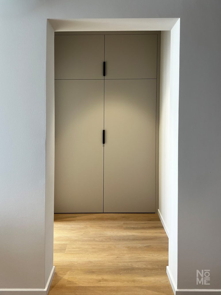 Entrée d’appartement rénovée avec placards intégrés sur mesure en Alsace