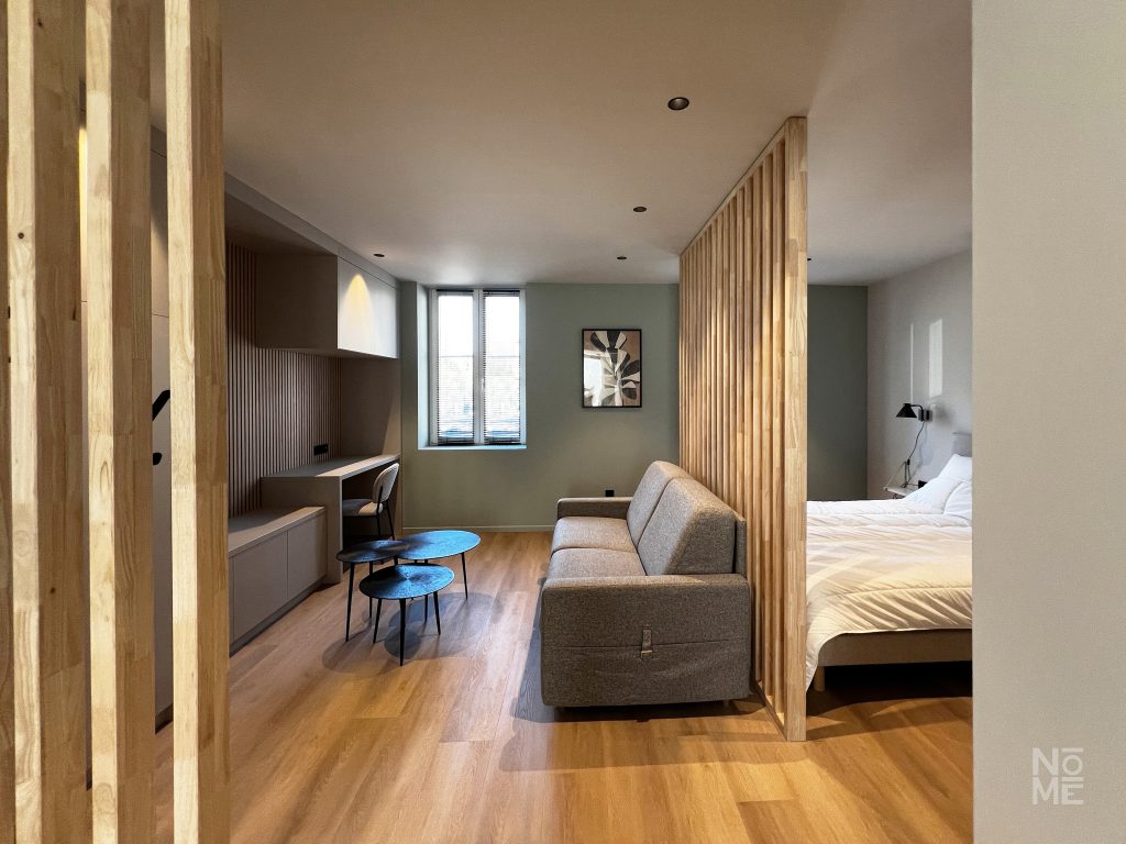 Pièce de vie rénovée avec salon et chambre dans un appartement en Alsace