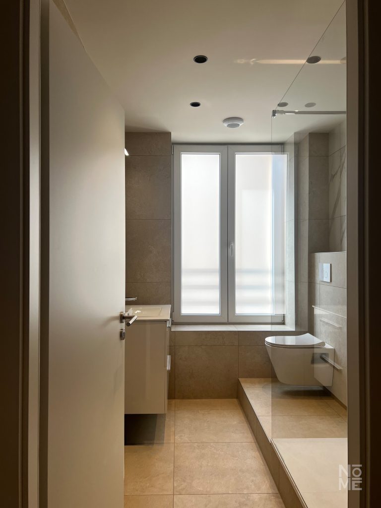 Salle de bain moderne avec douche et finitions élégantes en Alsace – Atelier NŌMĒ