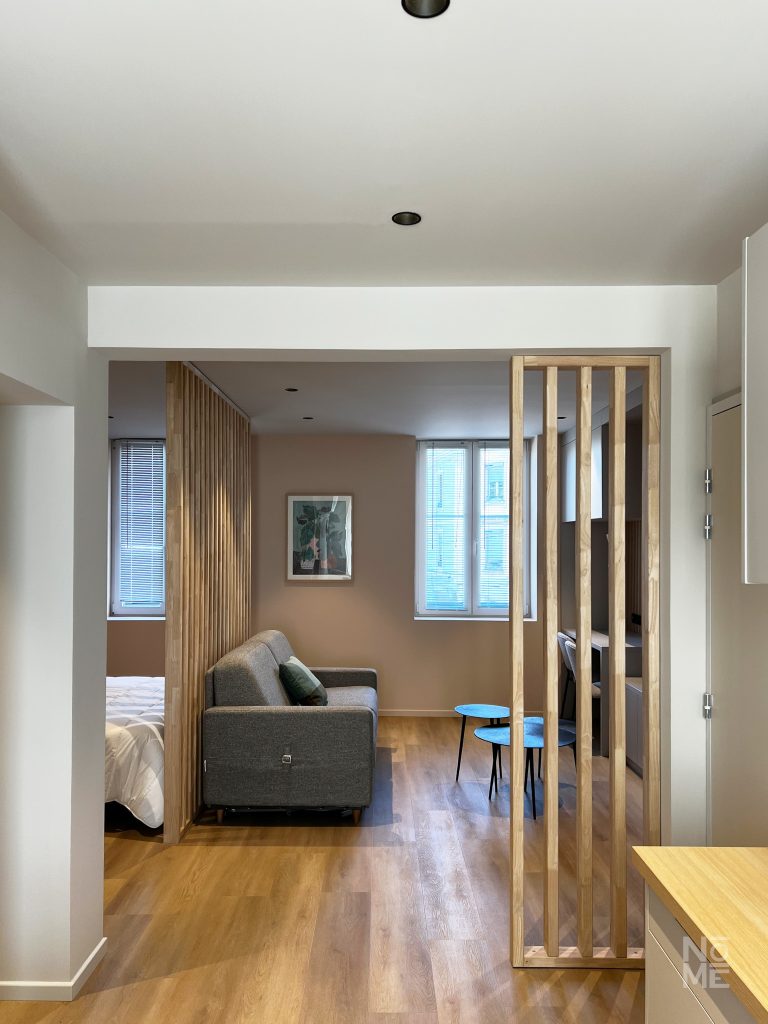 Salon avec séparation en bois et aménagement sur mesure dans un appartement en Alsace