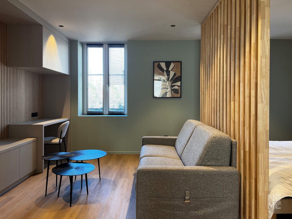 Salon avec claustra bois et ambiance chaleureuse dans un appartement en Alsace